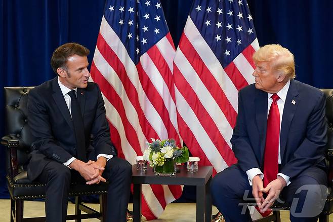 도널드 트럼프 미국 대통령이 지난해 9월 23일(현지시간) 미국 뉴욕에서 열린 제80차 유엔 총회에서 에마뉘엘 마크롱 프랑스 대통령과 회담하고 있다. 2025.09.23. ⓒ 로이터=뉴스1