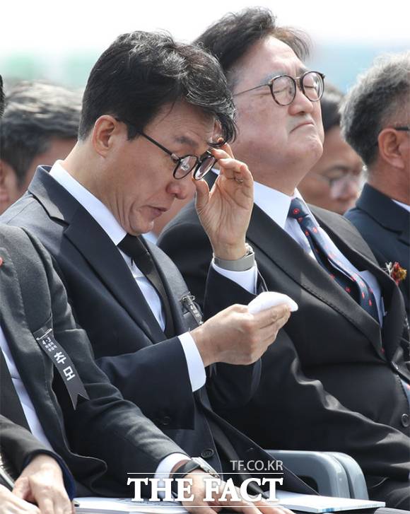 김민석 국무총리(왼쪽)가 이날 추념식에서 유족 사연을 듣던 중 눈물을 흘리고 있다. 오른쪽은 우원식 국회의장. /제주=뉴시스