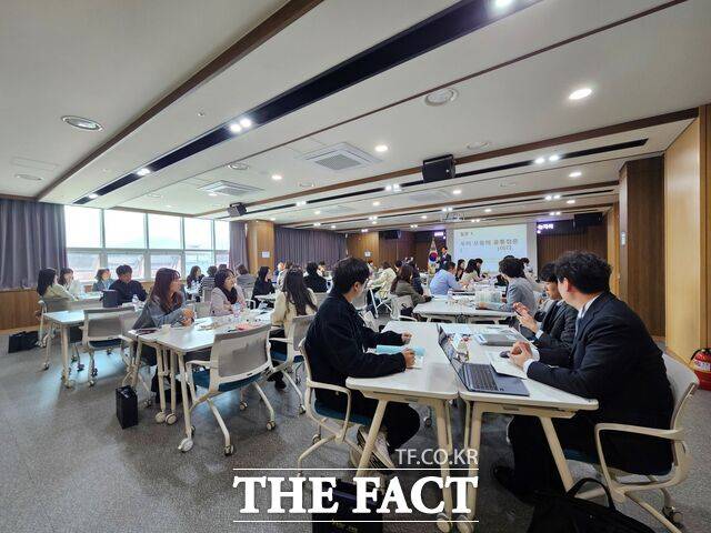 3일 충남사회적경제혁신타운에서 충남교육청, 교육지원청, 지자체 담당자들이 교육 협력 방안을 논의하고 있다. /충남도교육청
