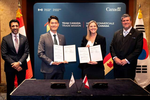 왼쪽부터 마닌더 시두 캐나다 국제통상부 장관, 주진명 마이리얼트립 CFO, 캐롤린 세갱 캐나다관광청 산업 발전 및 기업 사무 담당 수석 부사장, 필립 라포튠 주한 캐나다 대사