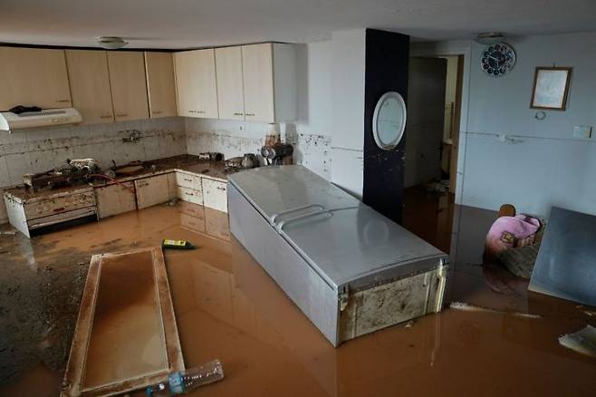 그리스 수도 아테네 인근 지역에는 강풍과 폭우를 동반한 폭풍 '에르미니오'가 상륙하며 상황을 더욱 악화시켰다. 해안마을 네아마크리에서는 도로가 침수되고 주택이 물에 잠기는 피해가 속출했다. AP연합뉴스