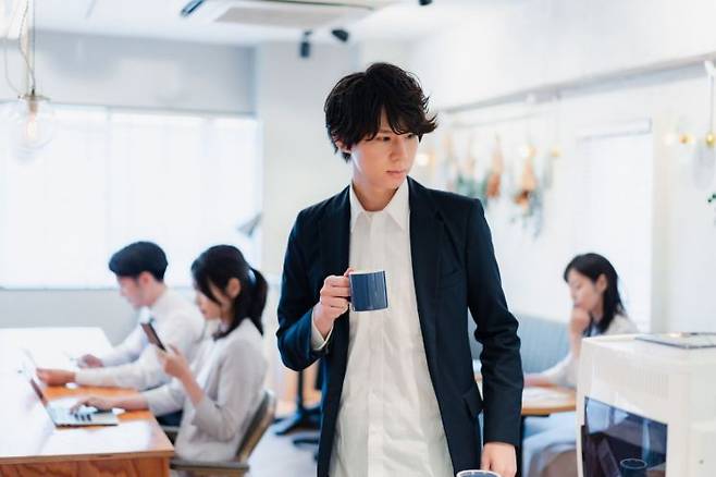 "입사식을 마치고 점심시간에 바로 퇴직 의뢰 전화가 왔다"며 "제대로 된 연수도 없이 방치되는 상황에서 극도의 불안감을 느껴 더는 출근하고 싶지 않다는 호소였다"고 전했다. 게티이미지