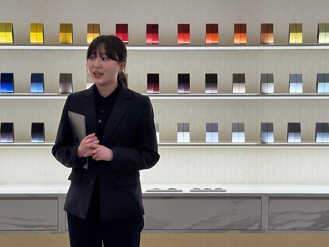 2일 서울 강남구 도산대로 랜드로버 강남 전시장 SV 비스포크 스튜디오 내 비스포크 페인트 월에서 JLR코리아 관계자가 개인 맞춤형 전략을 소개하고 있다. 정진수 기자