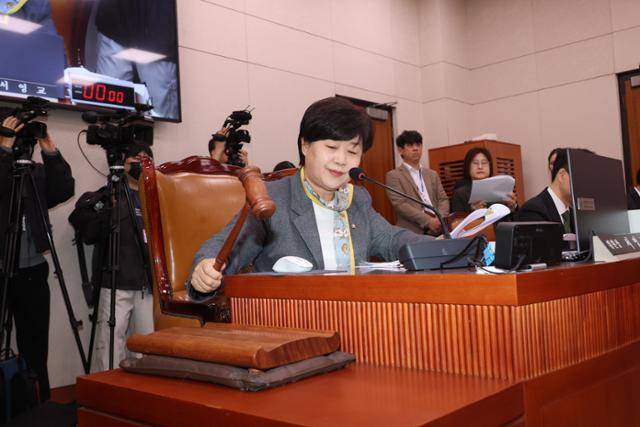 서영교 국회 법제사법위원장이 3일 국회의사당에서 의사봉을 두드리며 '윤석열 정권 검찰의 조작 기소 의혹 진상 규명 국정조사특별위원회' 전체회의 개시를 선언하고 있다. 연합뉴스