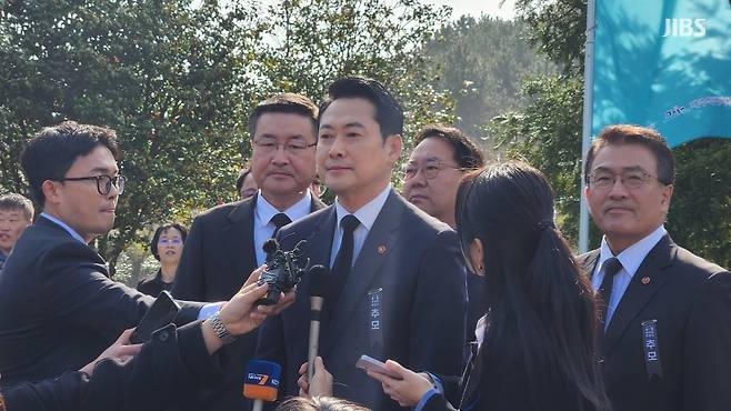 장동혁 국민의힘 대표가 오늘(3일) 제78주년 4·3희생자 추념식에 참석해 기자들의 질문에 답하는 모습 (사진, 신동원 기자)