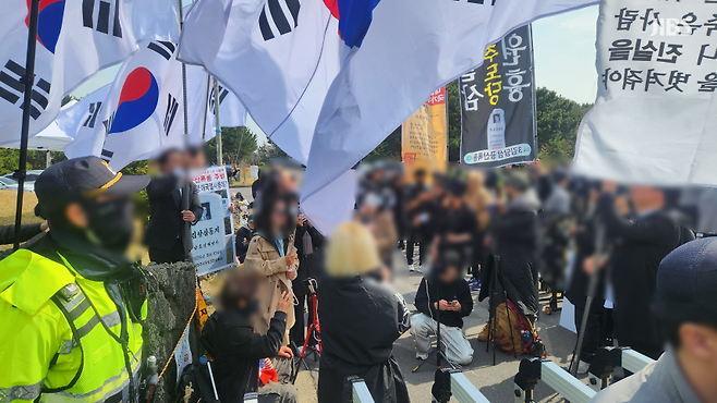 보수 성향으로 알려진 청년단체가 오늘(3일) 제주4·3평화공원 주변에서 집회에 나선 모습 (사진, 정용기 기자)