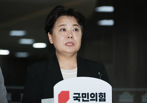 윤희숙 국민의힘 혁신위원장이 23일 국회에서 열린 비공개 의원총회를 마친 뒤 백브리핑을 하고 있다. 임현동 기자