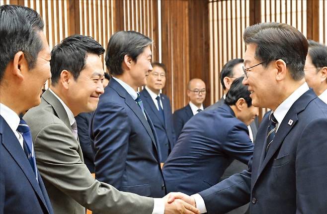 < 앞에선 화기애애 > 추가경정예산 시정연설을 위해 2일 국회를 방문한 이재명 대통령이 연설에 앞서 국회의장실에서 장동혁 국민의힘 대표와 악수하고 있다. /김범준 기자