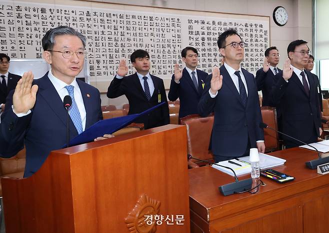 정성호 법무부 장관(왼쪽)이 3일 국회 ‘윤석열 정권 정치검찰 조작기소 의혹 사건 진상규명 국정조사’ 특별위원회 전체회의에서 증인 선서를 하고 있다. 앞줄 왼쪽부터 정 장관, 구자현 검찰총장 직무대행, 이종석 국가정보원장. 박민규 선임기자