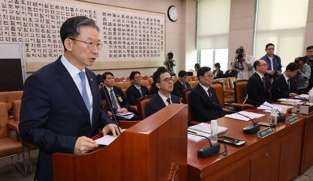 3일 국회에서 '윤석열 정권 정치검찰조작기소 의혹사건 진상규명' 국정조사특별위원회 전체회의에서 정성호 법무부 장관이 보고를 하고 있다. 연합뉴스