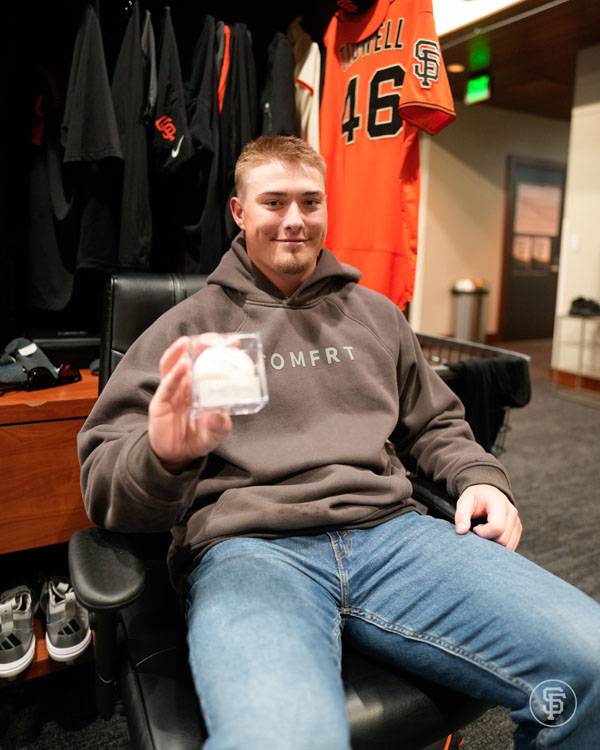 티드웰이 첫 세이브 기념구를 들고 포즈를 취했다. 사진= 자이언츠 공식 X