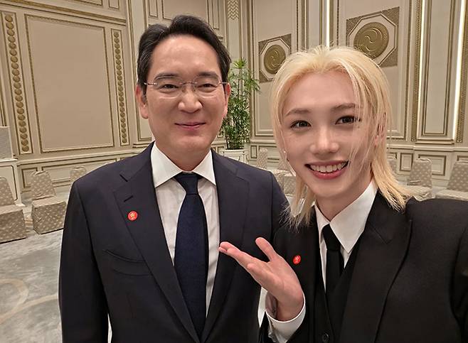 그룹 스트레이 키즈 필릭스가 이재용 삼성전자 회장과 함께 찍은 사진을 공개했다. /사진=필릭스 인스타그램