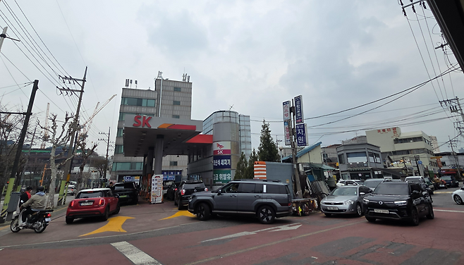 지난 1일 오후 12시께 서울 성동구 성수주유소 앞으로 주유를 기다리는 차들이 몰려 일대 교통혼잡이 발생했다. 이영기 기자.