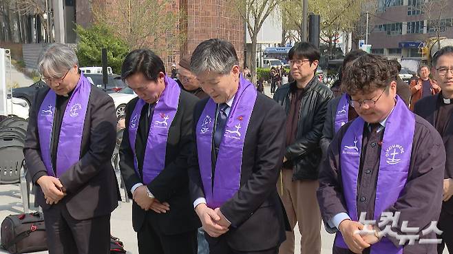 기도회 참가자들은 "제주 4.3의 십자가를 품고 부활의 언덕을 향해 우리 모두 함께 걸어가길 원한다"며 "기억을 외면하지 않고, 침묵에 머물지 않고, 정의와 평화를 이루는 길을 걸어가겠다"고 다짐했다. 오요셉 기자