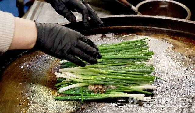 길쭉한 쪽파 위에 해물을 올리고 다시 쪽파를 차곡차곡 쌓는다. 부산=김도웅 프리랜서 기자