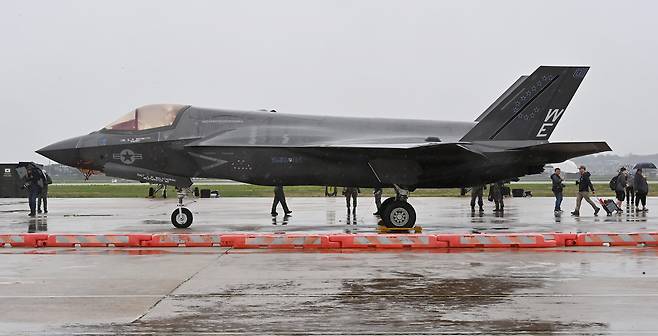 경기 평택시 주한미군 오산기지에 지난해 5월 미국의 5세대 스텔스 전투기 F-35B가 전시돼 있다. 세계일보 자료사진