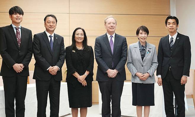 다카이치 사나에 일본 총리(오른쪽 두번째)가 3일 도쿄 총리관저에서 브래드 스미스 마이크로소프트(MS) 사장 등과 만나 기념촬영을 하고 있다. 도쿄=AP연합뉴스