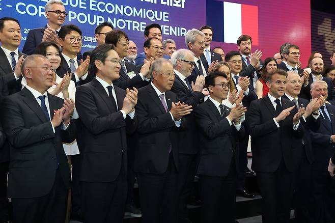 에마뉘엘 마크롱 프랑스 대통령과 김민석 국무총리, 류진 한국경제인협회장, 프랑수와 자코브 한-프랑스 최고경영자클럽(MEDEF 산하) 위원장 겸 에어리퀴드 회장 이재용 삼성전자 회장, 정의선 현대자동차 회장 등 내빈들이 3일 서울 여의도동 FKI타워에서 열린 '제3차 한-프랑스 경제계 미래 대화'에서 기념촬영을 하고 있다. 뉴시스