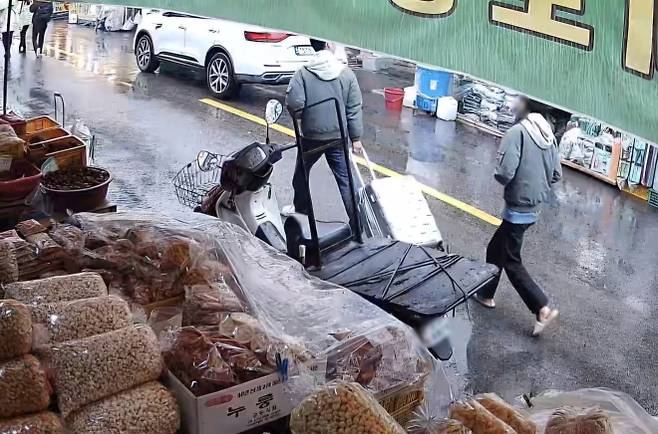 캐리어 끌고 가는 피의자들…CCTV 영상에 포착 - 대구 북부경찰서는 지난 1일 50대 여성의 시신을 캐리어에 담아 북구 칠성동 신천에 유기한 혐의로 20대 딸과 사위를 붙잡아 수사 중이다. 사진은 지난 18일 이들 부부가 캐리어를 끌고 중구 주거지에서 신천으로 이동하는 모습이 담긴 폐쇄회로(CC)TV 영상 중 일부. 2026.4.1. 연합뉴스·독자제공