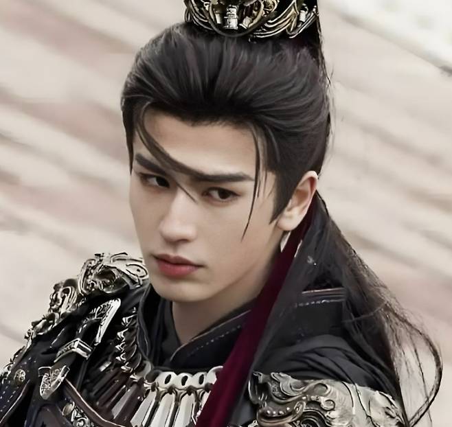 중국 드라마 ‘옥을 찾아서’(원제 : 축옥)의 남자 주인공인 ‘셰징’ 역을 맡은 배우 장링허. 가상의 중국 고대 장군 역할을 맡았으나 얼굴에 화장을 진하게 해 ‘파운데이션 장군’이라는 웃지 못할 별명을 얻었다. 자료 : 중국 소셜미디어