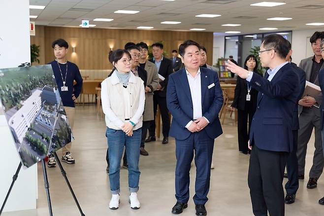 오세현 아산시장이 삼성전자 조성일 TSP총괄 총괄장(부사장)으로부터 삼성전자 현황 등에 대해 안내 받고 있다. ⓒ아산시 제공