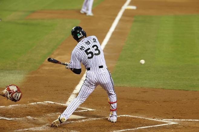 LG 천성호가 2일 잠실구장서 열린 ‘2026 신한 SOL KBO리그’ KIA와 홈경기서 2회말 1타점 우전 적시타를 치고 있다. 사진제공|LG 트윈스