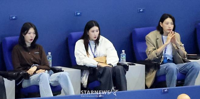 김연경(오른쪽부터)이 김수지, 양효진과 함께 3일 계양체육관에서 열린 진에어 2025-2026 V리그 챔피언결정전 대한항공과 현대캐피탈 경기를 찾아 관전하고 있다. /사진=강영조 선임기자