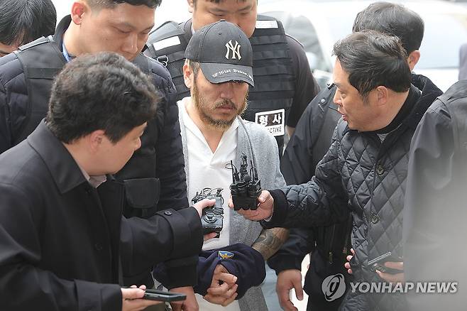 법정으로 이동하는 '마약왕' 박왕열 (의정부=연합뉴스) 임병식 기자 = '마약왕' 박왕열이 27일 오전 경기도 의정부시 가능동 의정부지방법원에서 구속 전 피의자 심문을 위해 법정으로 이동하고 있다. 2026.3.27 andphotodo@yna.co.kr