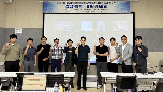 전남도가 자율주행차 상용화의 핵심요소로 꼽히는 전자파 평가·인증 인프라를 전국 최초로 영광에 갖추게 돼 미래차 안전인증 거점 역할이 기대된다. 사진은 성장동력 기획위원회. /전남도 제공