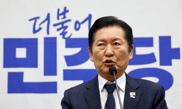 더불어민주당 정청래 대표가 31일 국회에서 열린 의원총회에서 발언하고 있다. 연합뉴스