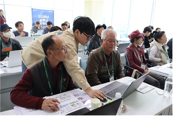 주민주도형 마을리빙랩 교육 현장에서 계명대 학생 서포트즈의 지원 아래 리빙랩 연구원들이 클로드AI를 활용해 사업계획서 작성 실습을 하고 있다.