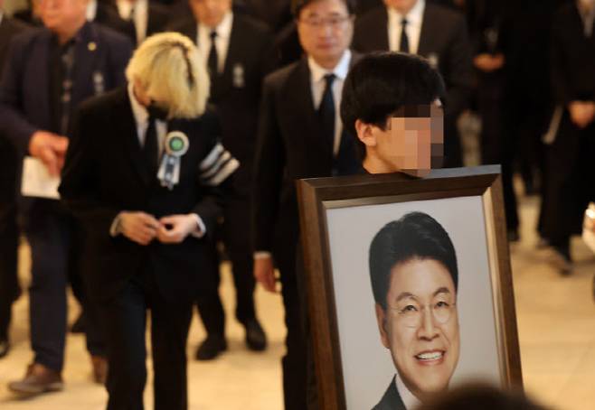 4일 부산 해운대구 해운대백병원 장례식장에서 고(故) 장제원 전 국회의원의 발인식이 진행되고 있다. 2025.04.04. (사진=뉴시스)