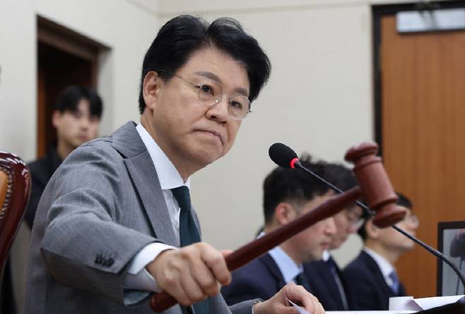 故 장제원 과학기술정보방송통신위원회 위원장이 과거 국회에서 열린 과학기술정보방송통신위원회 전체회의에서 의사봉을 두드리고 있다. (사진=뉴시스)