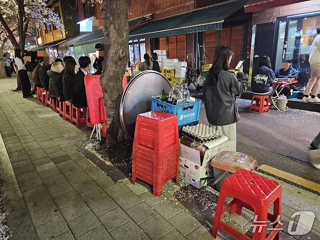 3일 서울 성북구 성북천 야장 거리 앞 인도에서 대기하는 시민들. 2026.4.3 ⓒ 뉴스1 유채연 기자