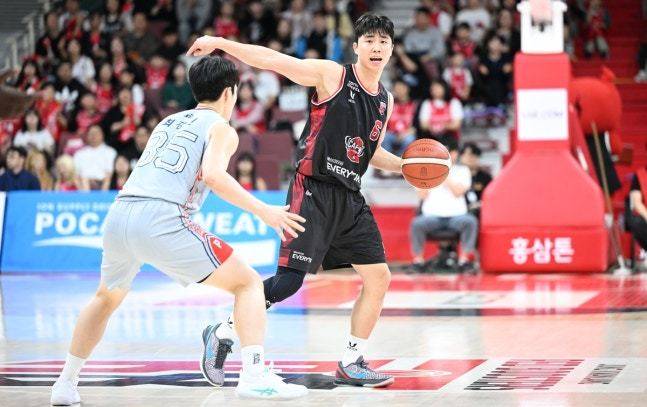 프로농구 안양 정관장 박지훈(오른쪽)이 드리블하고 있다.(KBL 제공)