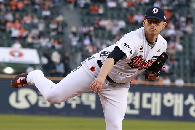 두산 플렉센이 3일 잠실구장에서 열린 2026 KBO리그 정규시즌 한화전에서 1회 수비를 마친 후 더그아웃으로 돌아가고 있다. 사진 | 두산 베어스