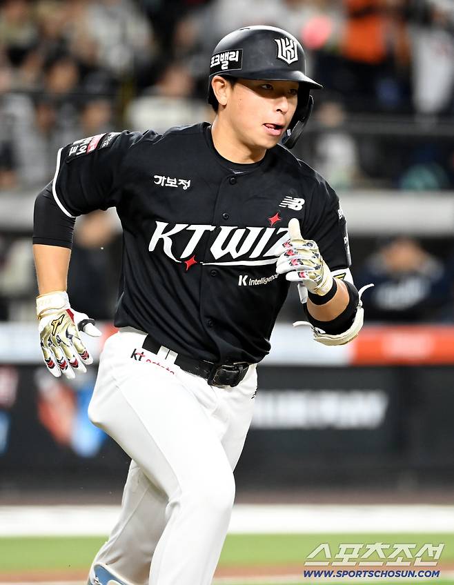 31일 대전한화생명볼파크에서 열린 KT와 한화의 경기. 4회초 무사 1루 KT 이강민이 안타를 치고 있다. 대전=허상욱 기자wook@sportschosun.com/2026.03.31/