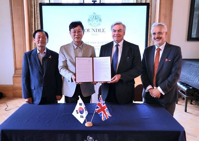 이민근 안산시장(왼쪽 두번쨰)이 2025년 10월 17일 온들스쿨측으로부터 안산 사이언스벨리 국제학교 설립을 위한 투자의향서를 전달받고 기념촬영을 하고 있다. 안산시 제공