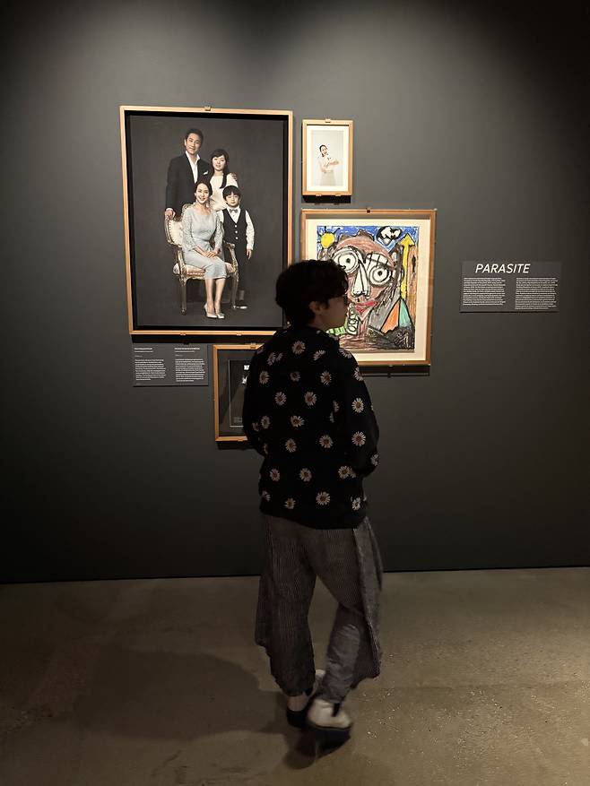 아카데미 영화 박물관에서 봉준호 감독 특별전을 관람하고 있는 방문객./남정미 기자