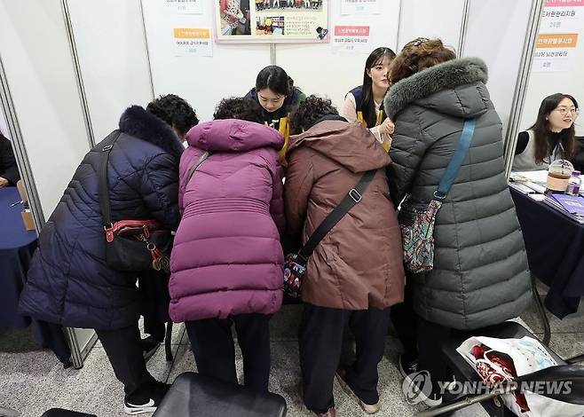 일자리만큼 든든한 노후는 없다. 그래도 '월 34만원'이라는 기초연금이 노년에는 든든한 효자다. 일을 하더라도 소득인정액을 낮게 잡아, 수급 자격을 유지할 수 있게 했다. 그러나 일정액이 넘는 자산을 소유했을 땐, 못 받는 경우가 많아 연금도 꼼꼼한 설계가 필요하다. 사진은 구직에 나선 노인들의 모습. /연합뉴스