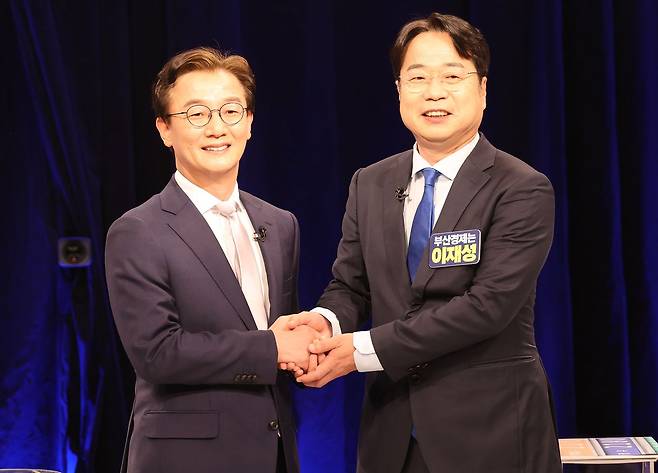 지난 3일 열린 더불어민주당 부산시장 후보 TV 토론회에 참석한 전재수 의원(왼쪽)과 이재성 전 부산시당위원장이 토론에 앞서 악수하고 있다. 송봉근 객원기자