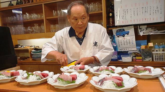 일본의 소도시 쓰루가에서 우연히 들어간 식당의 주인장 영감님.