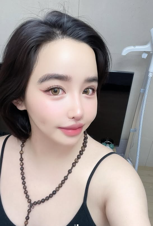 그룹 2NE1 박봄이 화려한 무대 화장을 지운 수수한 모습으로 근황을 전하며 팬들의 시선을 사로잡았다. 사진=박봄 SNS