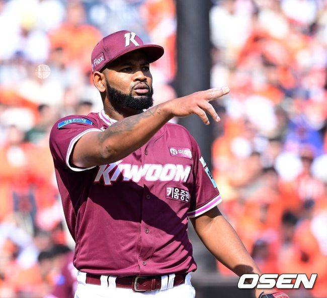 키움 히어로즈 외국인 투수 라울 알칸타라는 지난해부터 LG 트윈스 상대로 5경기 3승 무패 평균자책점 2.48을 기록하며 천적 관계를 이어가고 있다. / OSEN DB