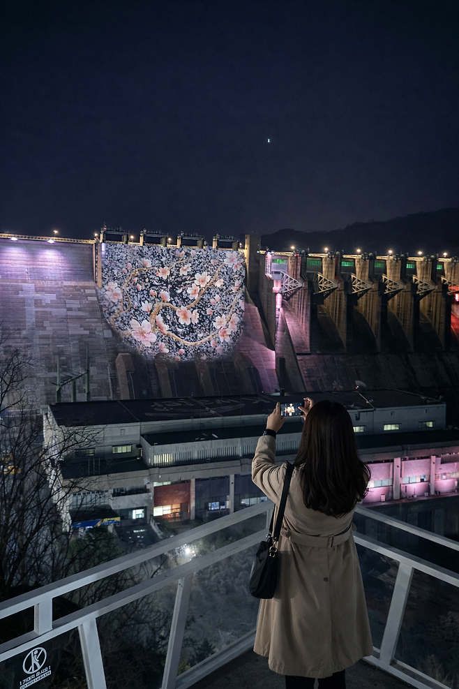4월 한 달간 충주댐 구조물에 비친 ‘미디어파사드’가 밤의 매력을 더한다. 충주시 제공