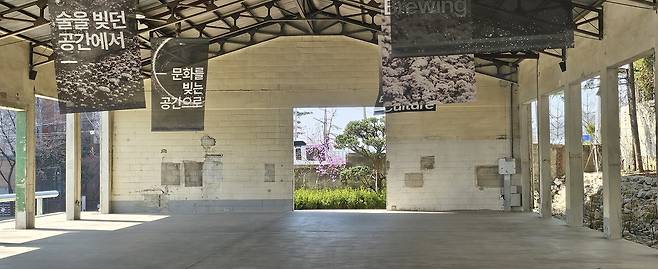 박봉담 풍류정. 과거 물류창고로 쓰이던 건물 외관을 그대로 살리고 벽을 허물어 개방감을 살렸다. 박윤희 기자