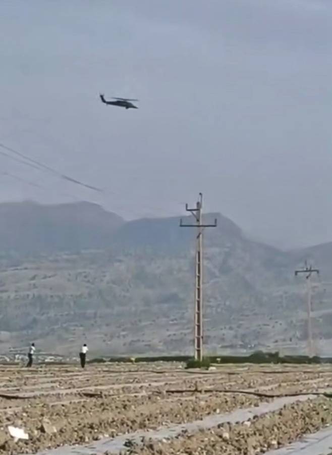 2일(현지시간) 이란 이슬람혁명수비대(IRGC)는 미군 5세대 전투기 F-35를 두 번째로 격추했다고 주장했다. 또한 격추된 전투기는 영국 레이큰히스 비행대 소속이라고 주장했다. 그러면서 엔진, 노즐 또는 동체 일부 파편으로 추정되는 사진을 잇따라 공개했다. 미군은 곧바로 수색·구조 작전에 나선 것으로 보인다. 현지에서는 저속으로 낮게 비행하는 항공기 1대와 헬기 2대가 포착됐는데, CNN은 이를 전형적인 전투탐색구조(CSAR) 작전 양상으로 해석했다. 사진은 현지에서 포착된 미군 수색헬기. 2026.4.3 이란 매체