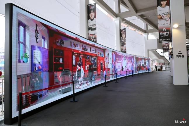 KT 위즈 홈구장 수원KT위즈파크 F&B존에 마련된 30m 길이의 LED 파노라마 미디어월. /사진=KT 위즈 제공