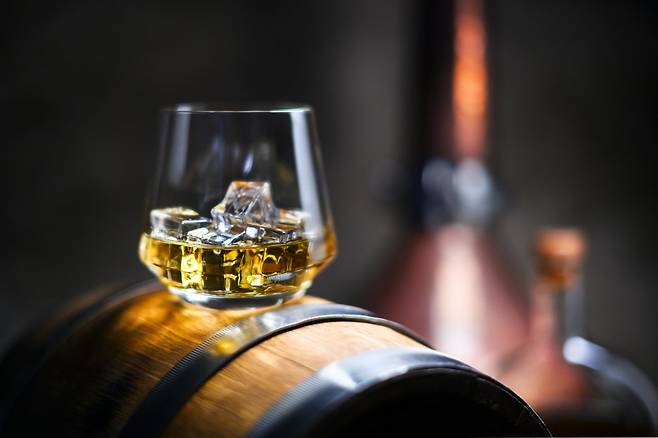 위스키 한 잔을 마시는 건 나무와 알코올이 수십 년간 나눈 긴 대화를 엿듣는 것과 같다. GETTYIMAGES