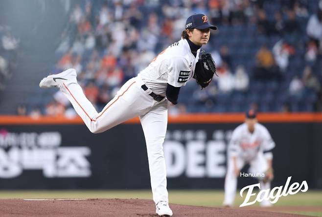 한화 이글스가 4일 수비 도중 햄스트링 근육 파열로 장기 이탈한 외국인 투수 오웬 화이트의 임시 대체 외국인 투수로 잭 쿠싱을 영입했다고 공식 발표했다. 한화 김경문 감독은 잭 쿠싱의 합류를 반기면서 다음 주말 등판 가능성에 대해선 말을 아꼈다. 한화는 오는 5일 잠실 두산 베어스전에서 대체 선발 한 자리를 채워야 한다. 한화는 4일 경기 선발 라인업에서 주전 유격수 심우준을 빼고 이도윤의 이름을 넣었다. 심우준은 왼쪽 내전근 통증으로 경기 후반 대수비로 출전할 전망이다. 한화 이글스